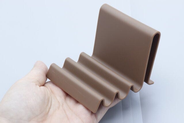ダイソー　卓上スマホスタンド（ウェーブタイプ）