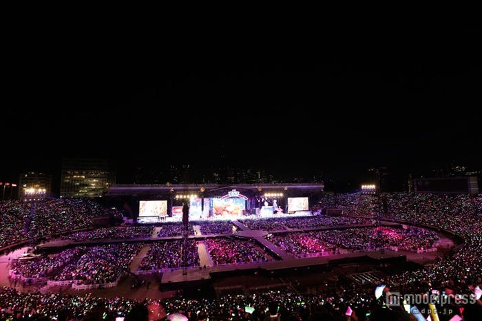 8万人が足を運んだAKB48初の国立競技場公演(C)AKS