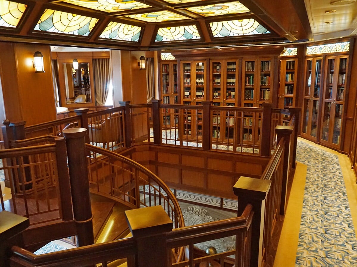 らせん階段で2フロアをつないだ美しいライブラリー。本の貸し出しは無料。日本語の本は少ないので、読みたい本は持参がおすすめ