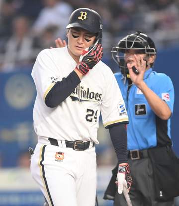 オリックス・紅林がヒヤリ 投球が顔面付近へ 左肩→フェイスガードに当たる死球 治療を受けた後、駆け足で一塁へ