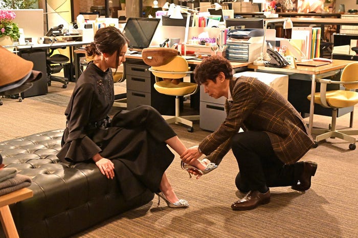 菜々緒、ユースケ・サンタマリア「オー!マイ・ボス!恋は別冊で」第7話より(C)TBS