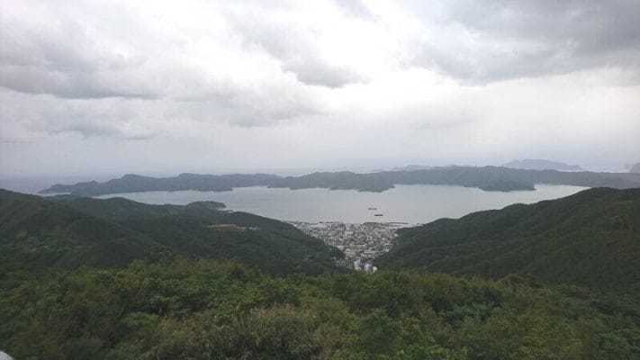 高知山展望台から大島海峡と古仁屋の街並みを望む（2021年10月撮影）