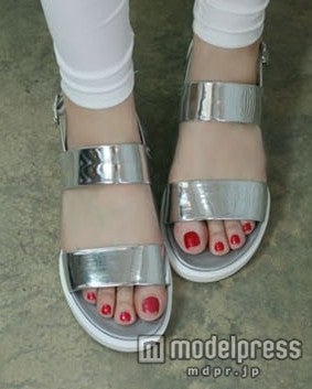 メタリックスポーツサンダル ／画像提供：「OGAGE JAPAN」5,980円（税込）