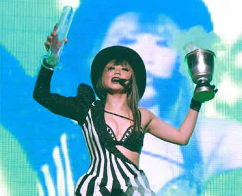 倖田來未、セクシー衣装で新曲初披露!「美男ですね」、「マルモダンス」のサービスも