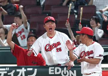 広島・新井監督 床田が「粘ってくれてたので、終盤の逆転につながった」「もう粘るしかないですよね」一問一答