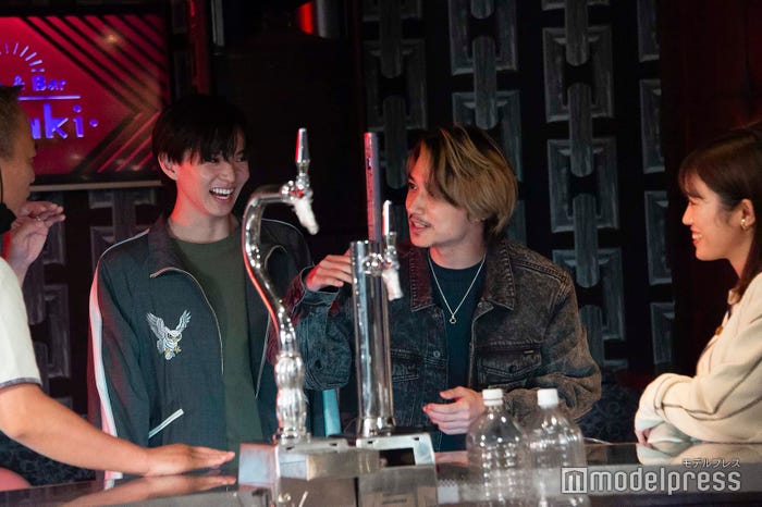 和気あいあいと話す佐藤大樹、松岡広大、工藤遥(C)モデルプレス