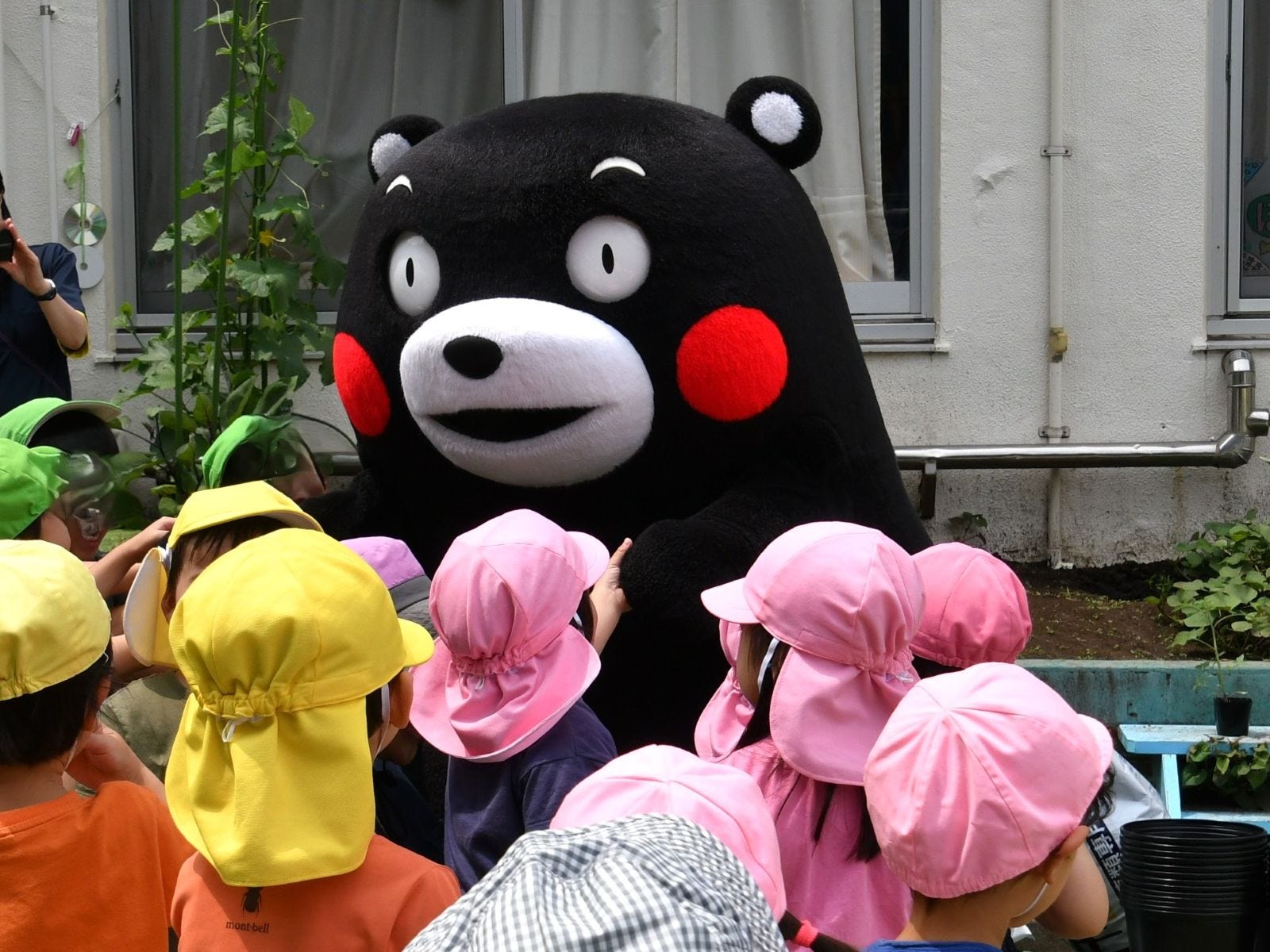 この日も子どもたちに囲まれて=6月13日、東京都文京区