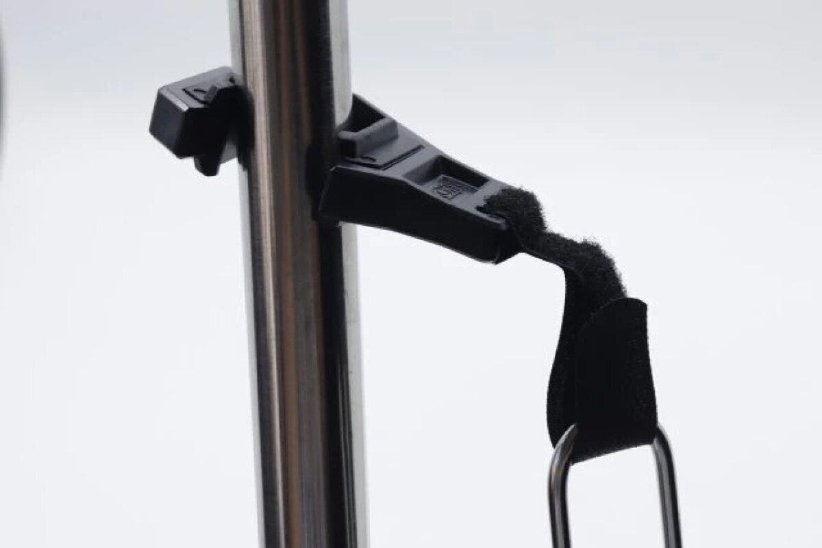 ダイソー　ポール用ツールホルダー（AGAX）　使用例　ひっかける