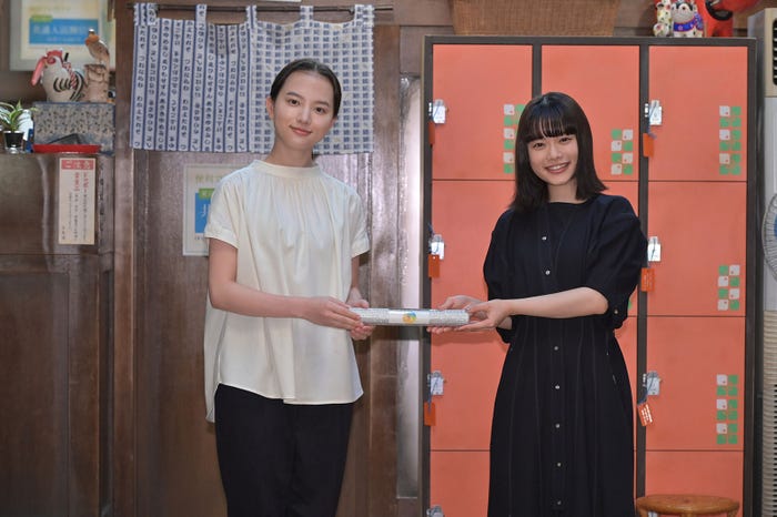 清原果耶、杉咲花(C)NHK