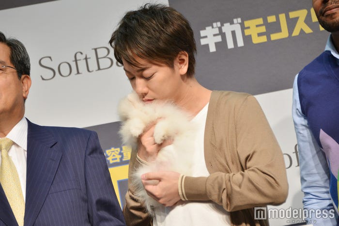 佐藤健とギガちゃん(C)モデルプレス