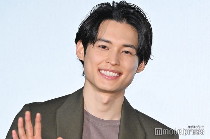 褒められて「もう、やめてよー!」と照れまくっていた松村北斗(C)モデルプレス