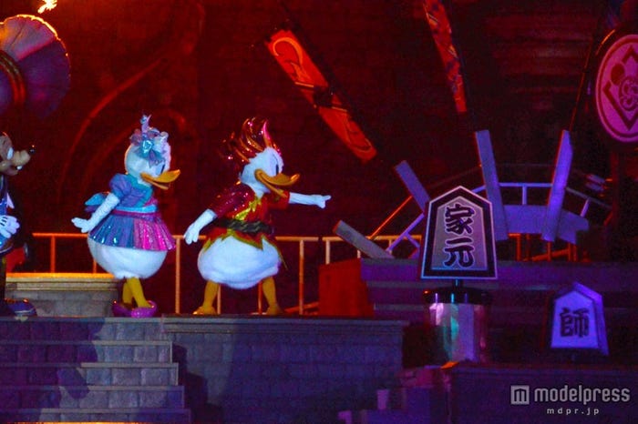 ドナルドが動いているメーターに気が付く/爽涼鼓舞“THE FINAL”/東京ディズニーランドの夏のスペシャルイベント「ディズニー夏祭り」