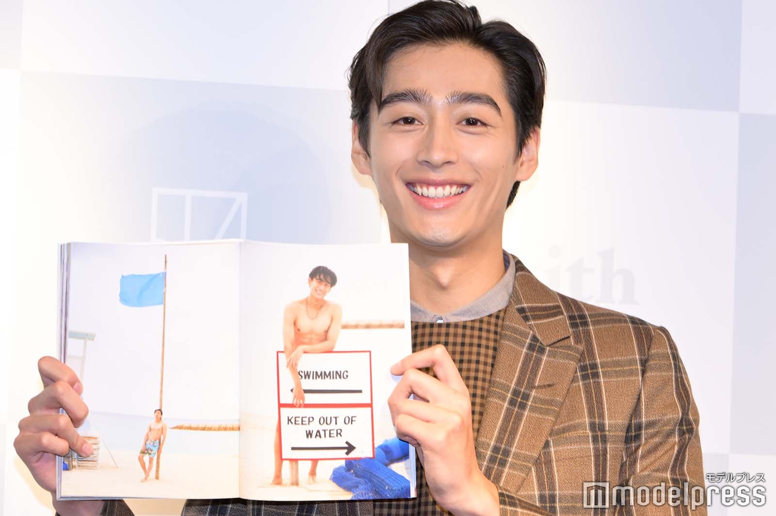 お気に入りカットを披露する濱尾ノリタカ（C）モデルプレス