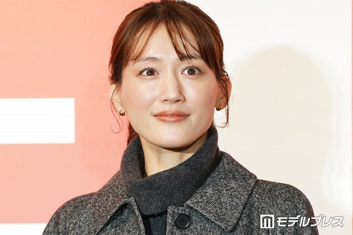 綾瀬はるか、ノースリーブ姿で美肩チラ見せ MCの“お願い”に笑顔で対応