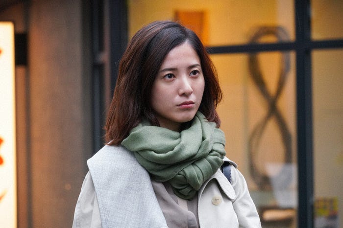 オリーブグリーンのストールを差し色に(C)日本テレビ