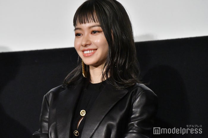 山本舞香 ピンクブラウンの新ヘアに反響 真似したい 惚れた モデルプレス