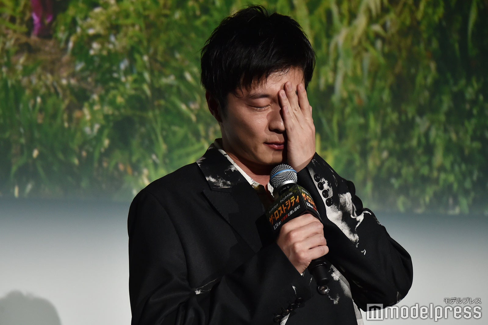 照れる田中圭（C）モデルプレス