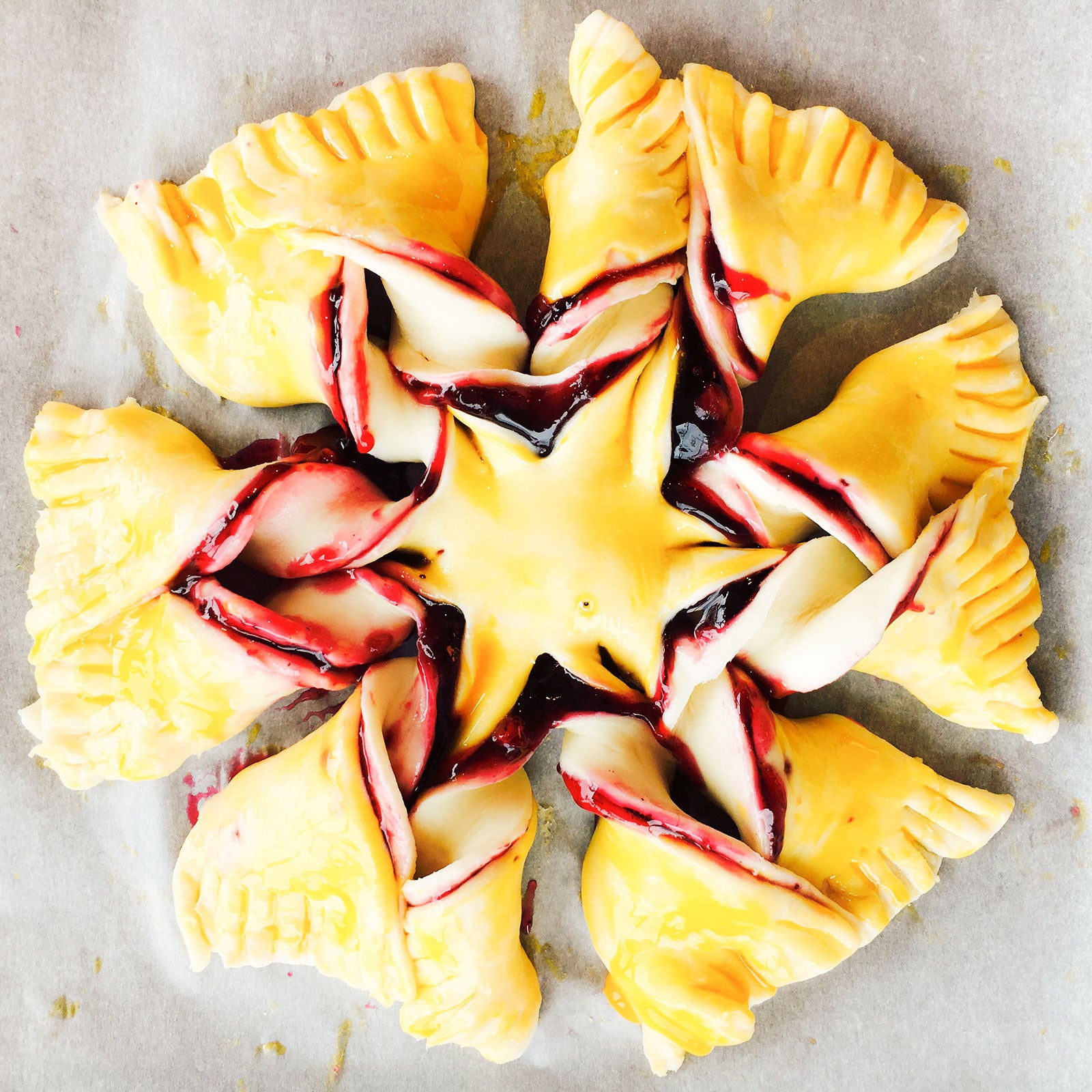 手順4：溶き卵を塗り切り込みを入れたところをねじる／画像提供：柏原歩