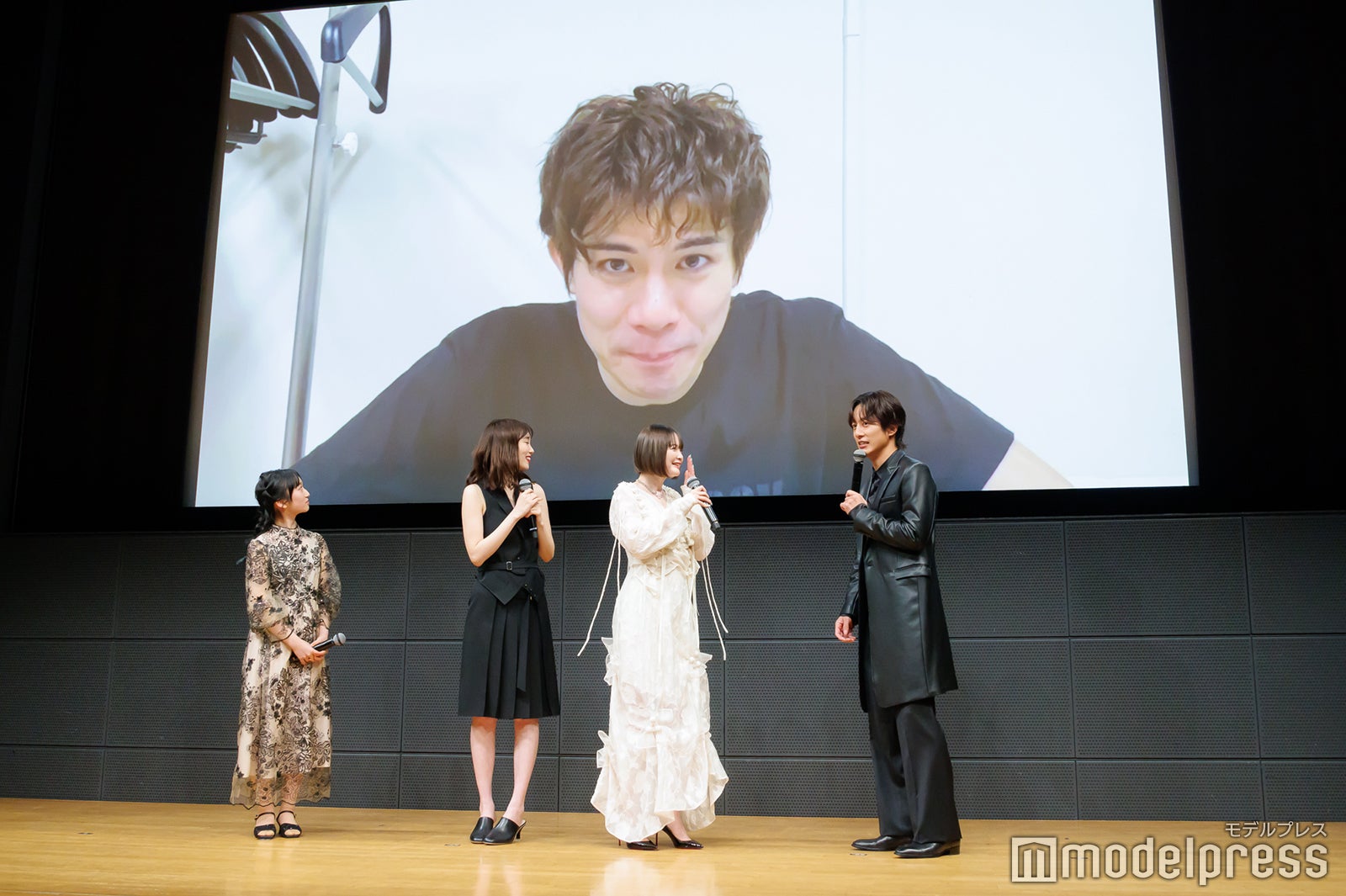 柿澤勇人のサプライズメッセージを見るキャスト陣（C）モデルプレス