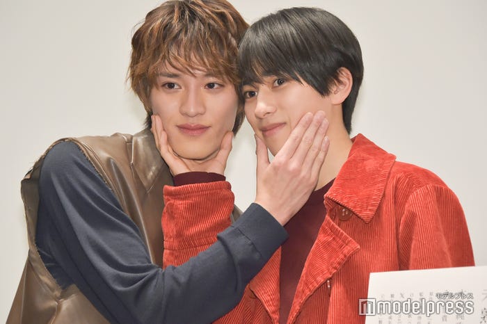 未成年ポーズをする上村謙信、本島純政(C)モデルプレス