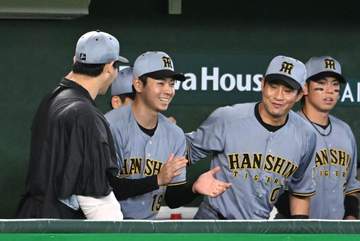 阪神・下村が大粒の涙 両親へのコメント求められ「ずっと、入団してから心配ばかりかけたんで」 スタンドで観戦