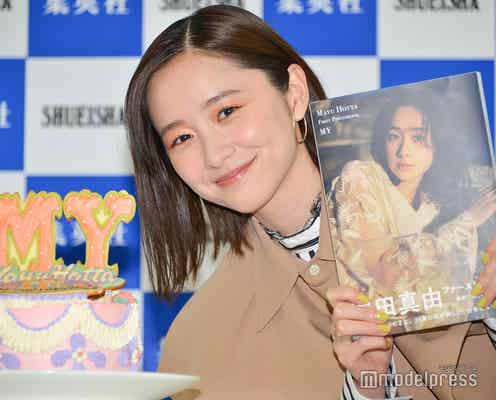堀田真由、すっぴん&リアル部屋着の撮影振り返る「実家のソファで寝ているときみたいな…」<MY>