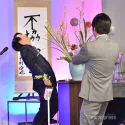 田中圭（手前）が花をマネして逆サイドに生けたことに仰け反り爆笑する中村倫也（左から2番目）（C）モデルプレス