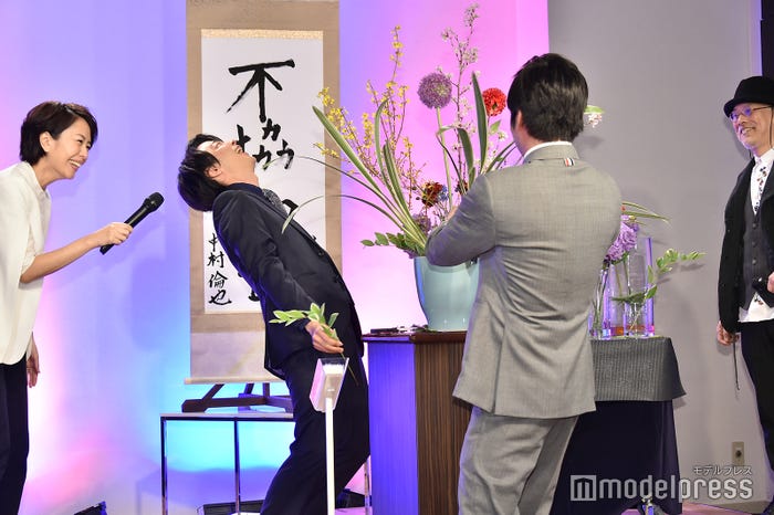 田中圭(手前)が花をマネして逆サイドに生けたことに仰け反り爆笑する中村倫也(左から2番目)(C)モデルプレス