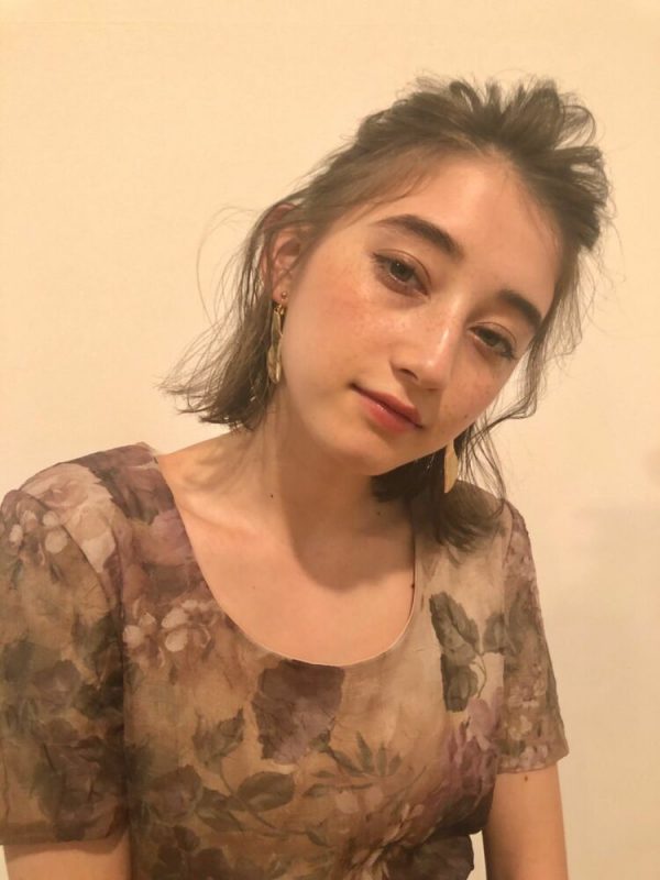 メガネに似合う簡単ヘアアレンジまとめ まとめ髪にも抜け感をプラス モデルプレス