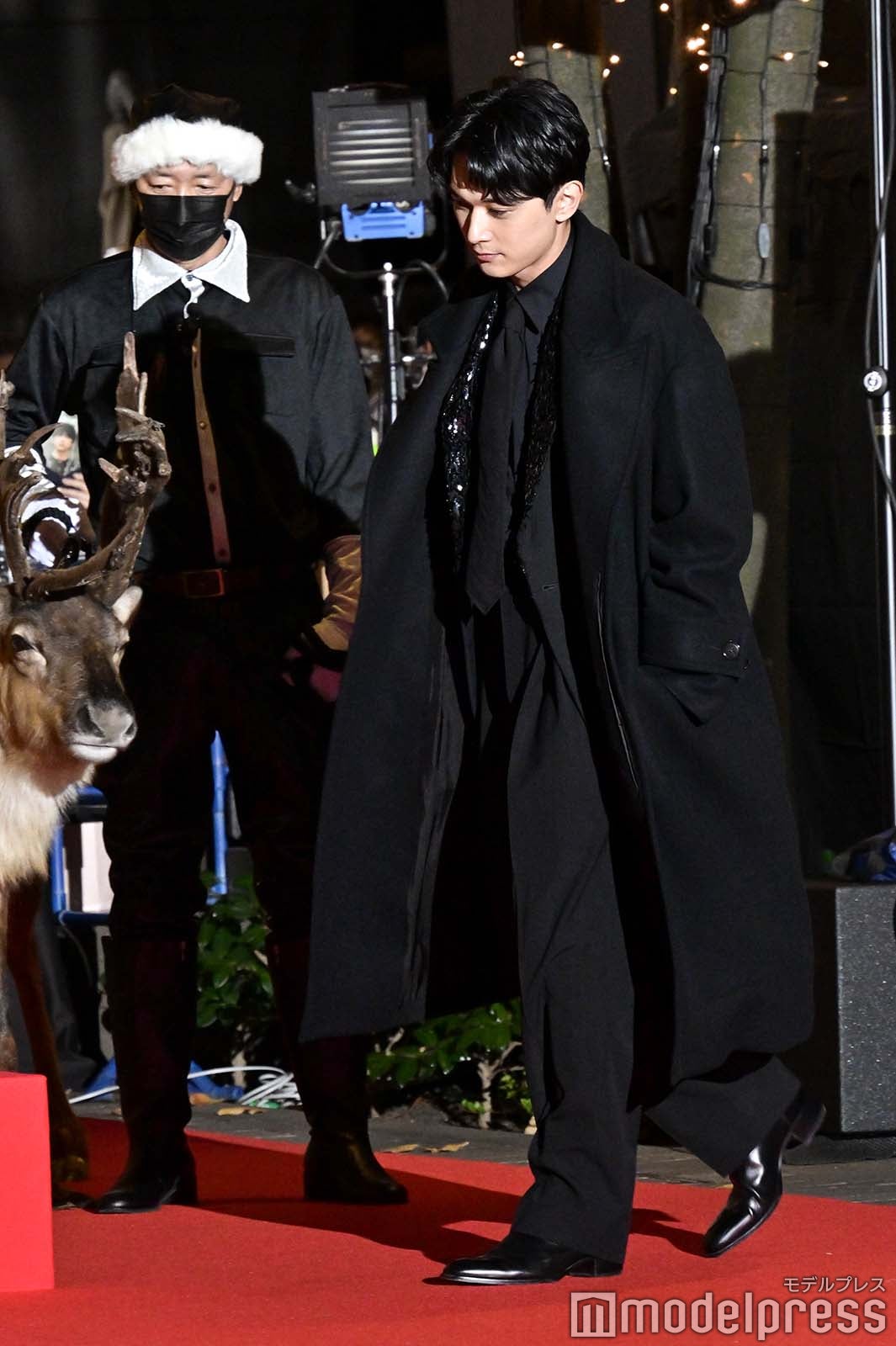 歩く姿もスタイリッシュな吉沢亮 （C）モデルプレス