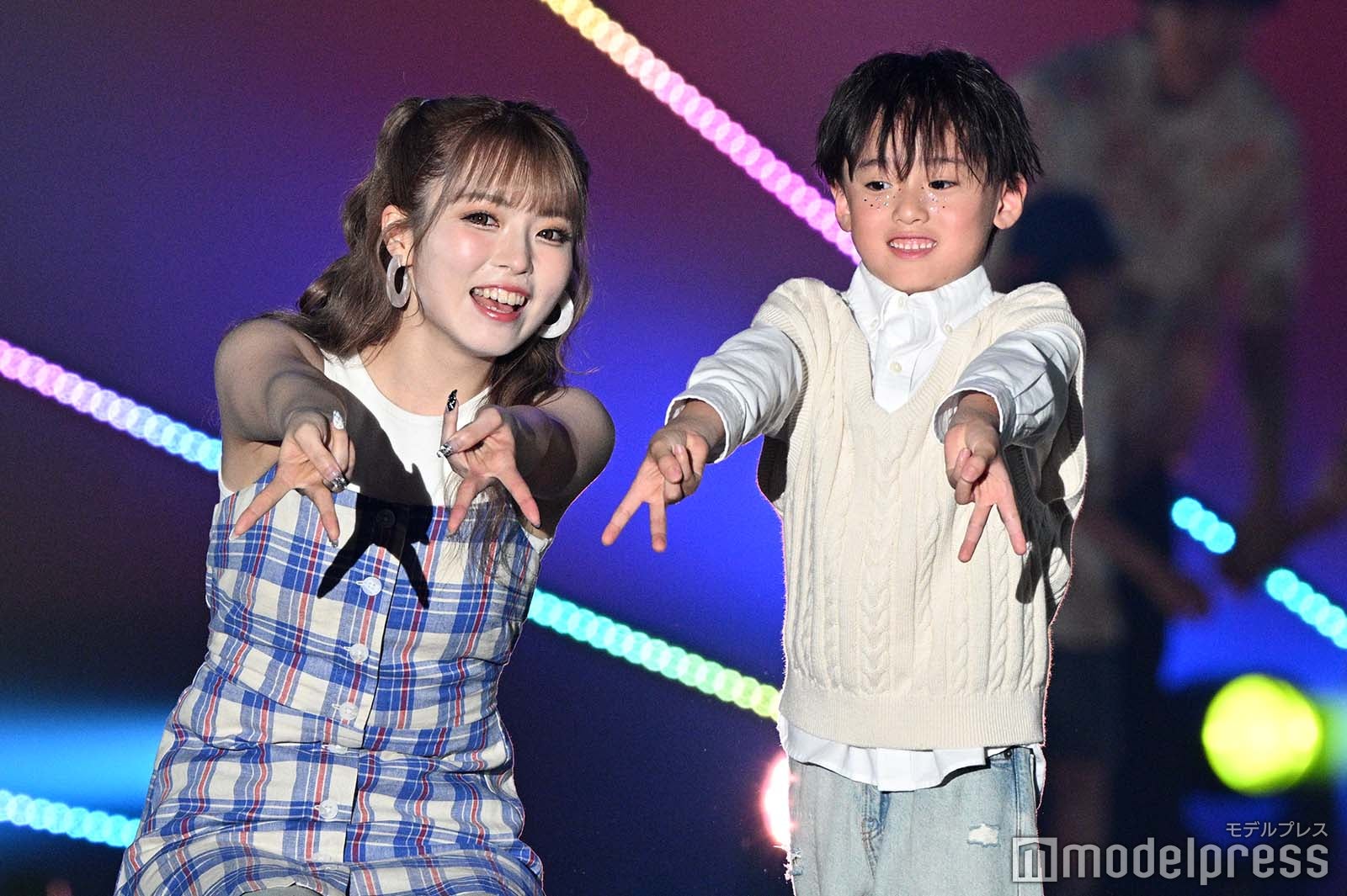 ゆいちゃみ、キッズモデルと手繋ぎランウェイ ノースリーブからほっそり二の腕披露【TGC teen ICHINOSEKI 2025】