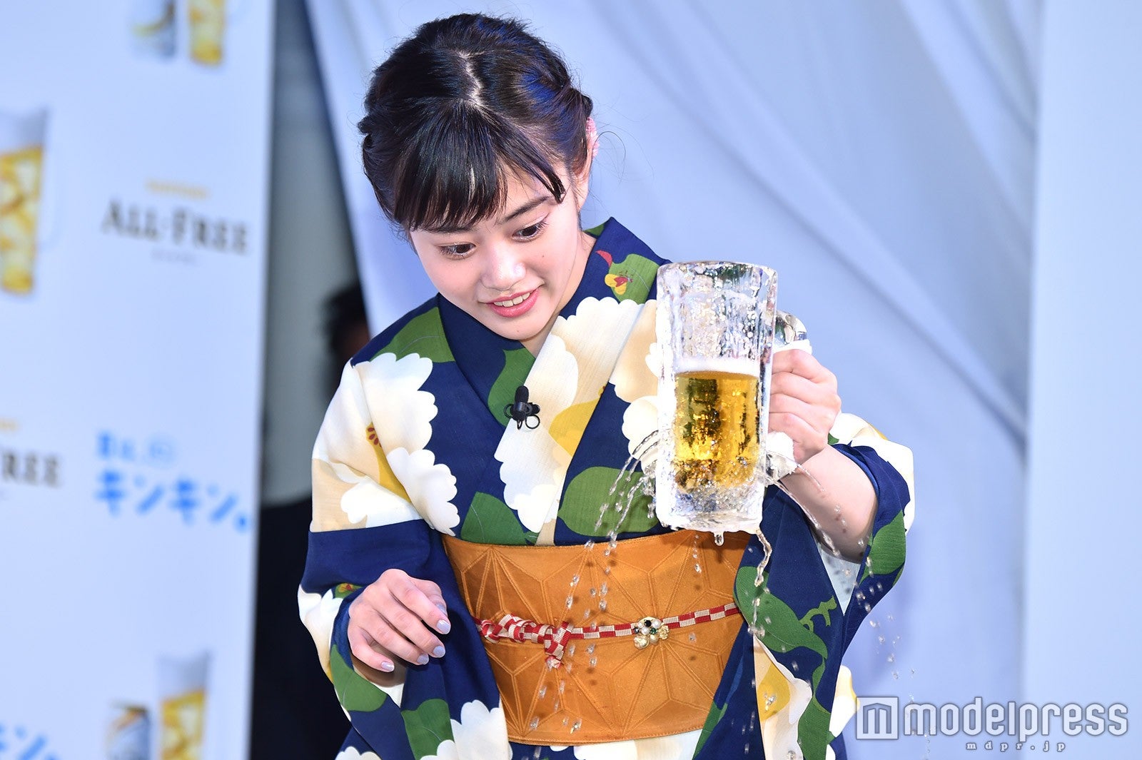 穴から漏れ出すハプニング （C）モデルプレス