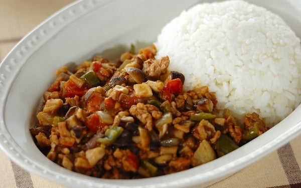 時間がないときにピッタリ、煮込まない「キノコたっぷりカレー」