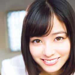 モデルプレス - 橋本環奈、2年ぶりの試み 真っ白なブラウス姿が“天使すぎる”