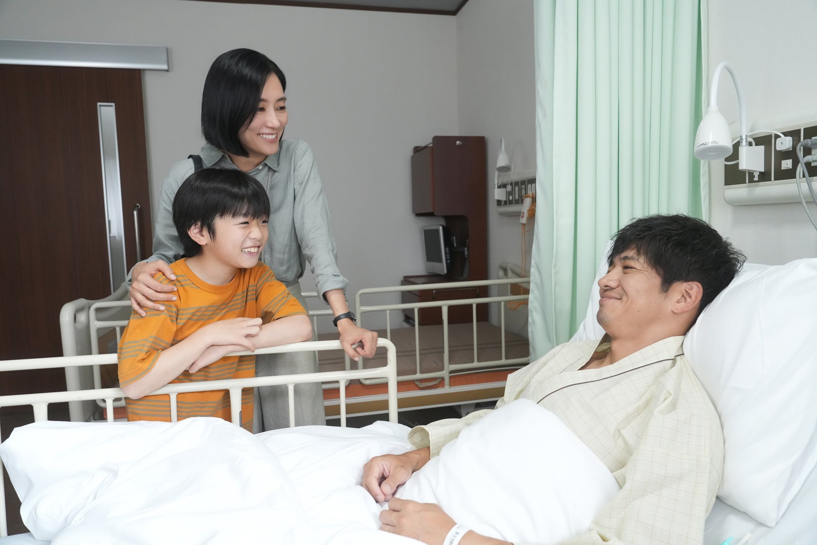 森優理斗、水川あさみ、渡辺いっけい「笑うマトリョーシカ」第8話より（C）TBS