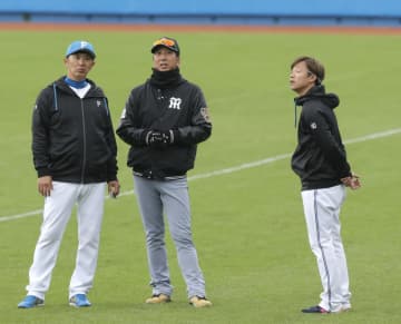 日本ハム 島本浩也が古巣・阪神にあいさつ 藤川監督とはガッチリ握手 ナインとはグータッチ 昨年11月に伏見と交換トレードで移籍