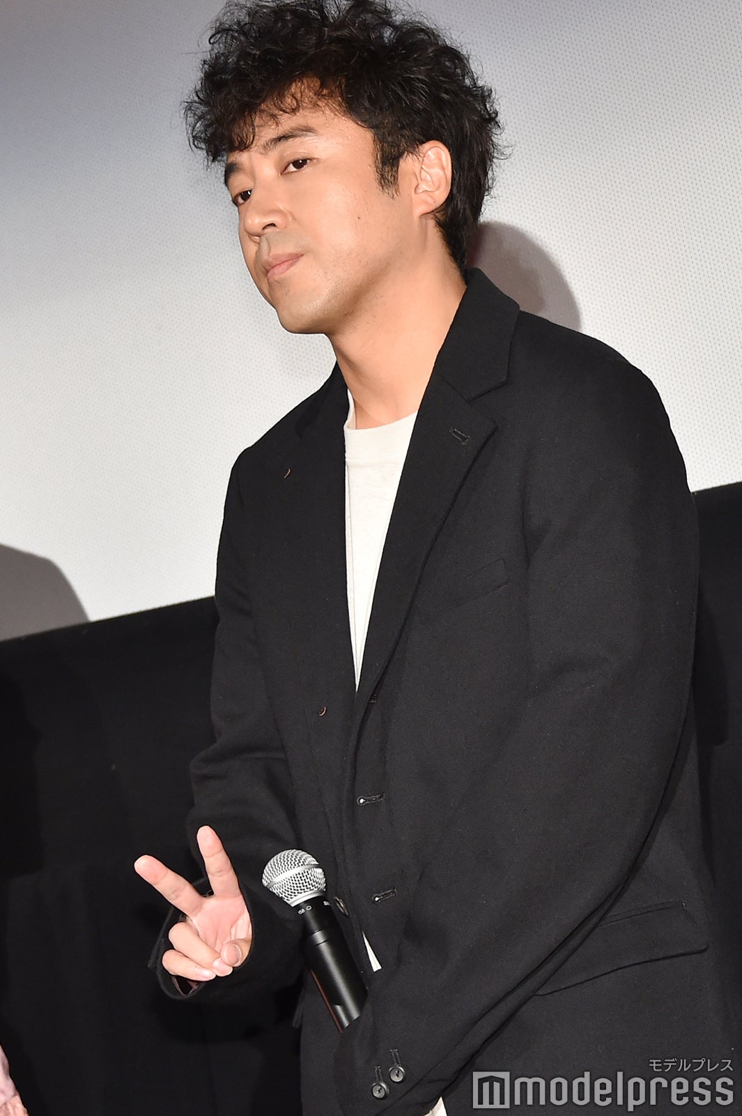 さりげなくピースしてアピールするムロツヨシ （C）モデルプレス