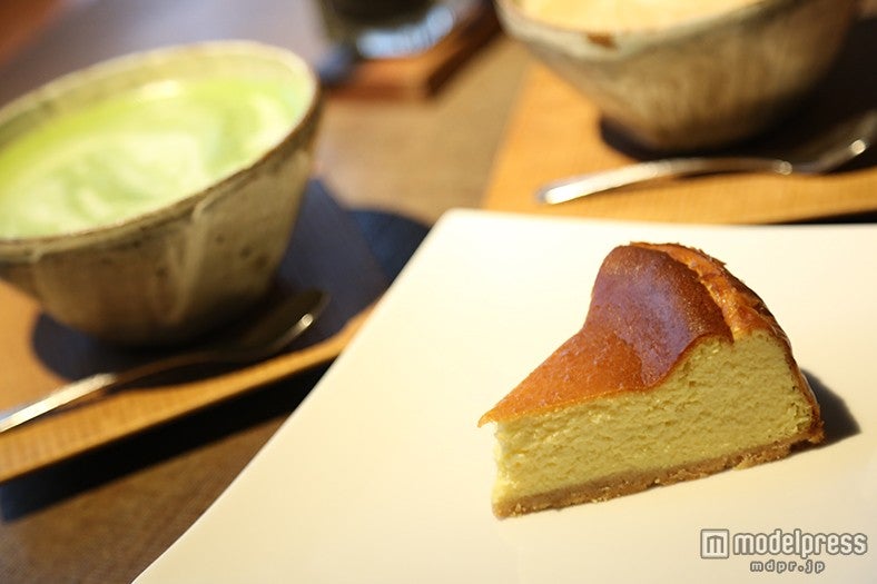 「カフェ・アジール」／（手前から）「お豆腐のチーズケーキ」530円、「茶プチーノ」630円