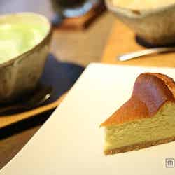 「カフェ・アジール」/(手前から)「お豆腐のチーズケーキ」530円、「茶プチーノ」630円