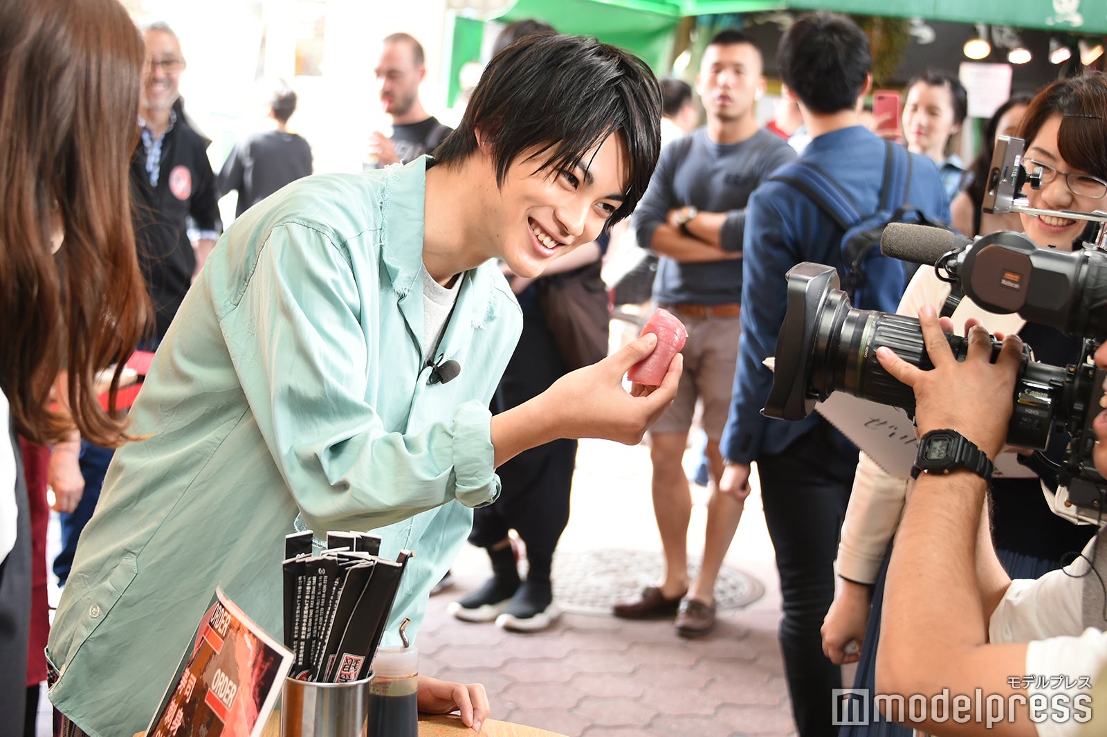 カメラを意識して食レポを行う神尾楓珠（C）モデルプレス