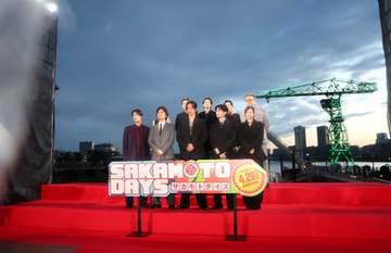 生見愛瑠 スタイル良すぎ！小顔際立つ黒の透け感ドレスで登場 雨の中でも輝く美しさ