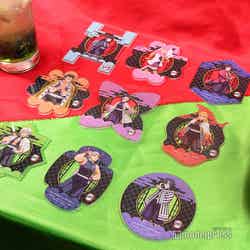 スペシャルドリンク1杯につきコースターが1つ付く※コースターは9種からランダム(C)モデルプレス