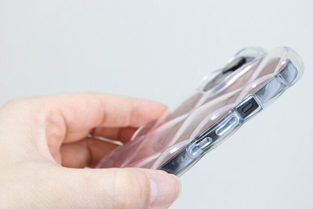 ダイソーの高見えキルティングデザインケース（アイフォーン用、15＆14＆13）とインナーシート（アイフォーン用、15＆14＆13、メタル、ピンク）