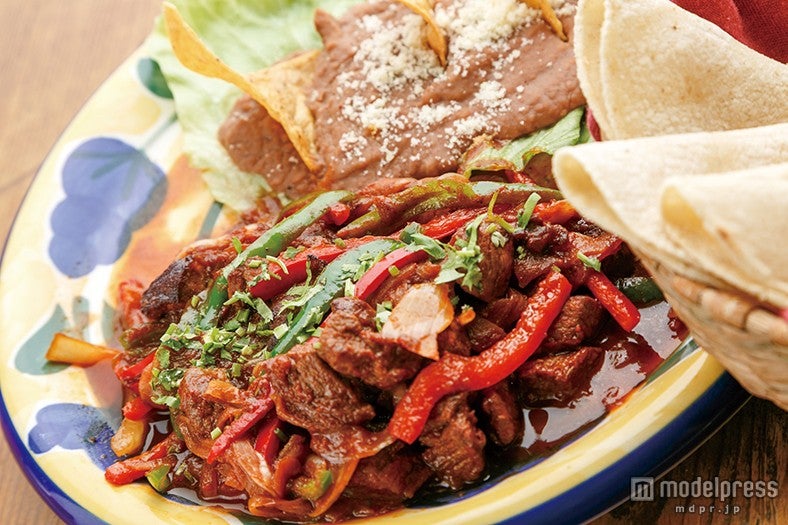 FONDA DE LA MADRUGADA（フォンダ・デ・ラ・マドゥルガーダ）「プンタスメヒカーナス（牛肉と野菜のガーリックチレ煮込み）」／画像提供：ガーリックパラダイス実行委員会