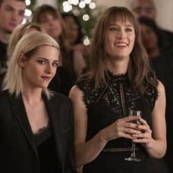クリステン・スチュワート&マッケンジー・デイヴィスが恋人役で共演『ハピエスト・ホリデー』本日配信スタート!