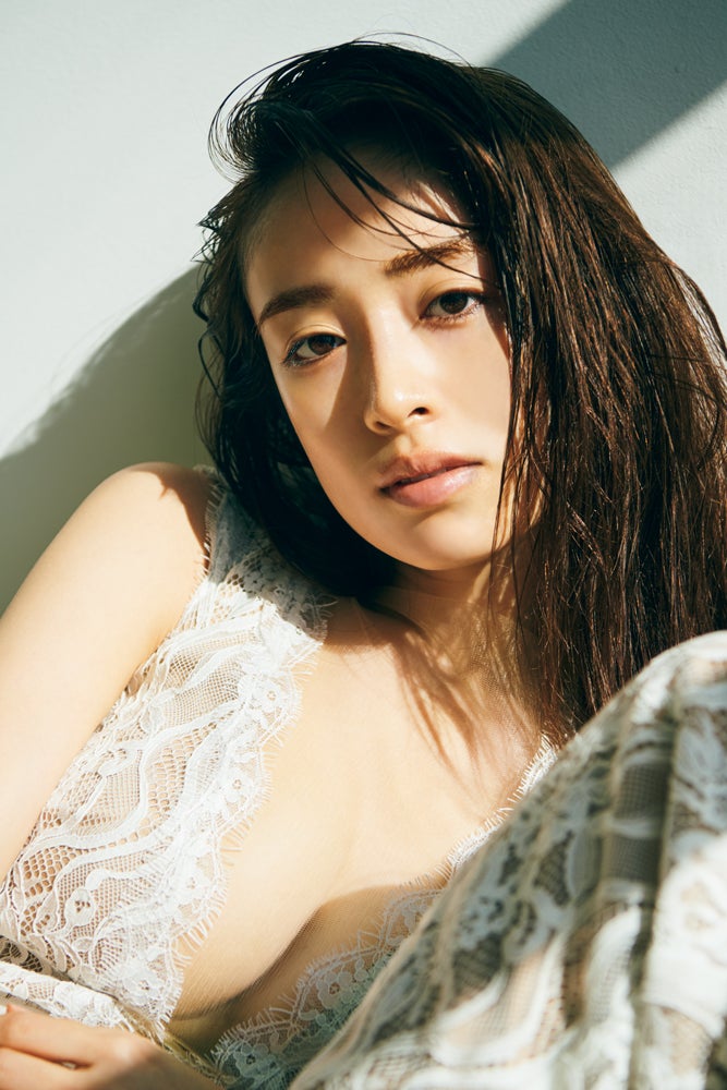 泉里香、美谷間くっきり　大人の色気で魅了