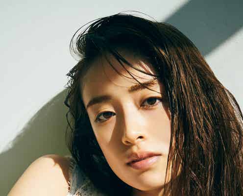 泉里香、美谷間くっきり 大人の色気で魅了