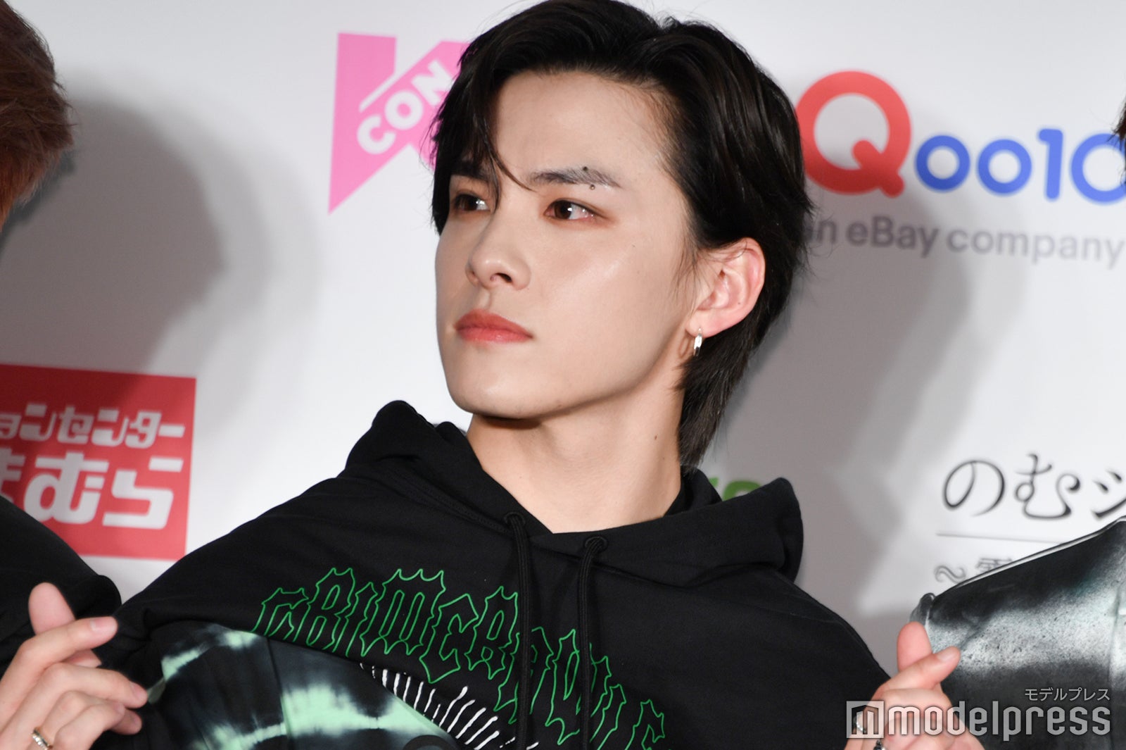 指ハートをする川西拓実（C）モデルプレス