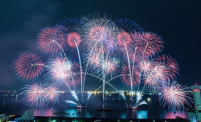 名港水上芸術花火22 5月に開催 夜空と水上を彩る花火 音楽が融合 女子旅プレス 名港水上芸術花火22 5月に開催 夜空と水上を彩る花火 音楽が融合 女子旅プレス