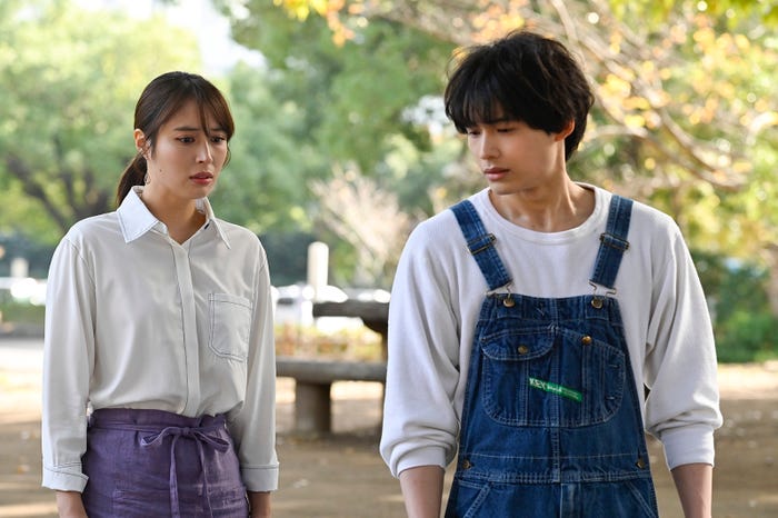 広瀬アリス、松村北斗「恋なんて、本気でやってどうするの?」第8話より(C)カンテレ